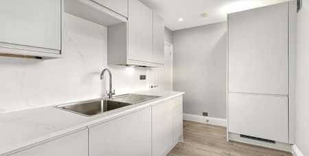 A beautifully presented spacious third floor studio apartment located moments from Elizabeth Street. - Photo 4