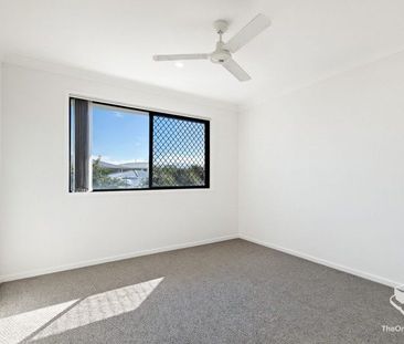 Pristine modern 3 bedroom townhouse - Photo 2