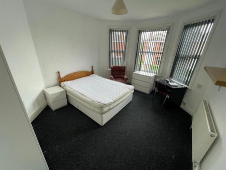 5 bedroom semi-detached house to rent - Photo 4