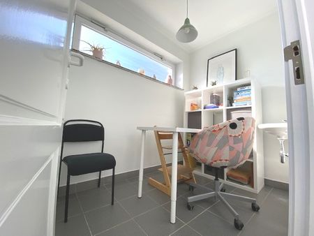 Polyvalente bedrijfsruimte van 50 m², ideaal voor vrij beroep. - Photo 2