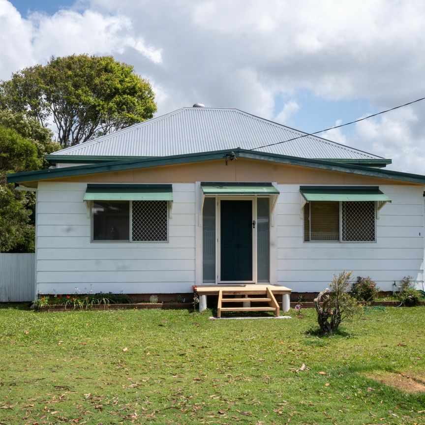 Charming 4-Bedroom Cottage - Photo 1