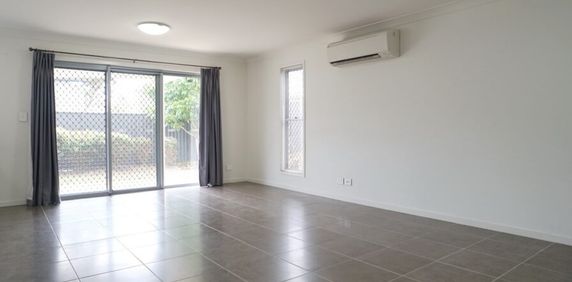 Double Gargae Convenient location close to school and transport. - Photo 2