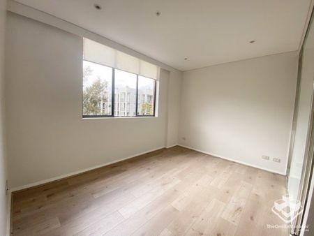 Quiet east facing and timber floor apartment - Photo 2
