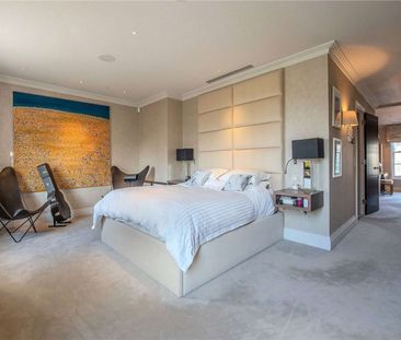 A 6 bedroom townhouse on the most sought-after street in Highgate V... - Photo 1