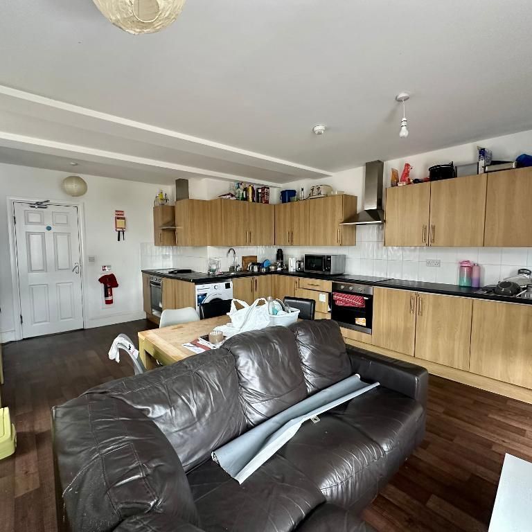 1 bedroom in a flat share to rent - Photo 1