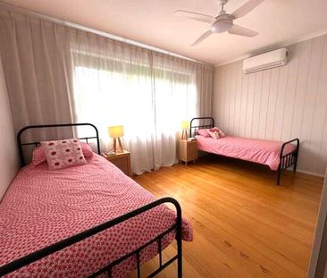 COSY FAMILY HOME PACKED WITH FEATURES! - Photo 6