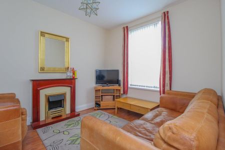 4 bedroom end of terrace house to rent - Photo 2