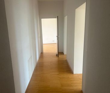 Bezugsfertige Vierraumwohnung mit Balkon, Parkett und Einbauküche, ... - Foto 2