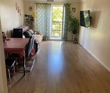 2 Bed Flat, Iliffe Close, RG1 - Photo 2