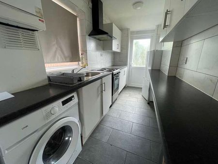 Lansbury Drive, Hayes, UB4 - Photo 4