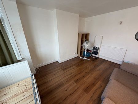 2 Bed Semi-Detached House, Grove Crescent, NW9 - Photo 2