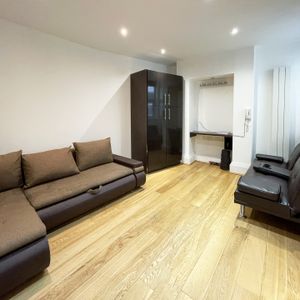 Studio - Photo 2