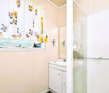 Charming 3BR Home with Garden in Mangere - Photo 4