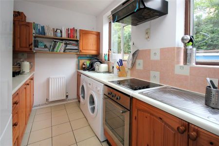 Effingham Court, Woking - 2 bedrooms Property for lettings - Seymours - Photo 4