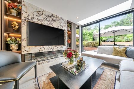 5 bedroom detached house to rent - Photo 2