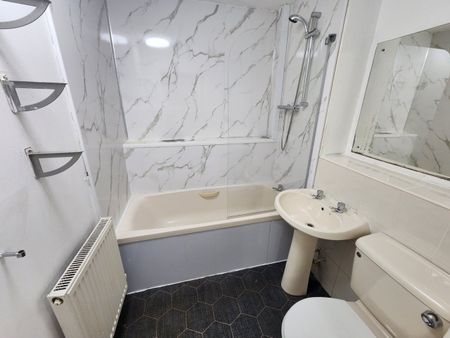 Room in a Shared Flat, Newcastle Street, M15 - Photo 3