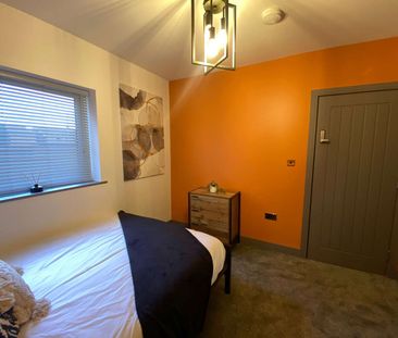 Modern Double Room in Shared House Room 2 - Photo 2