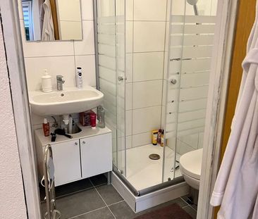 Vermietung eines Zimmers mit eigenem Bad und Balkonzugang - Photo 2