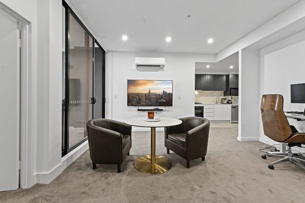 A Luxury Residence Offering Exceptional Convenience in a Prime Location - Photo 1