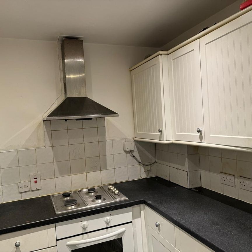 3 Bed Detached House, Grasmere Gardens, IG4 - Photo 1