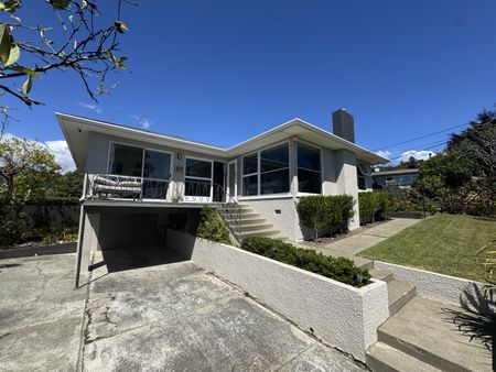 Sunny, Elevated Home with Modern Features and Priv... - Photo 2