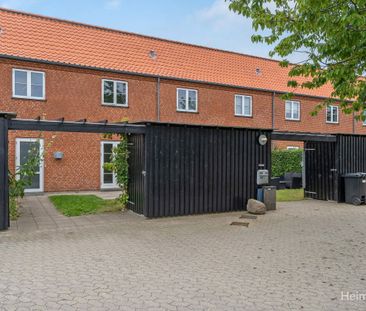 Rækkeshus med skøn gårdhave et stenkast fra vandet - Photo 2