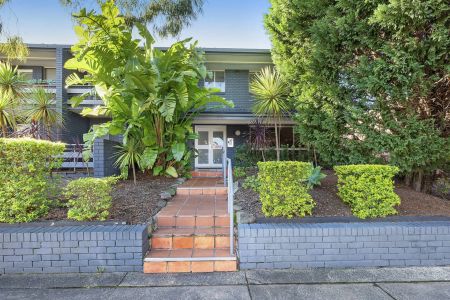 Meticulously kept apartment offers private living in convenient location. - Photo 5