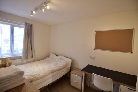 4 bedroom townhouse to rent - Photo 2