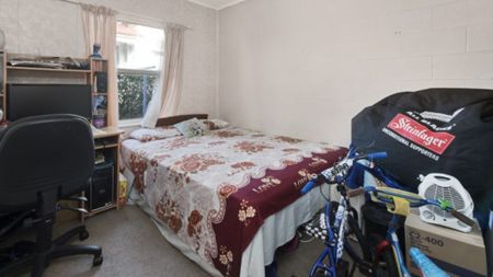 Two bedroom townhouse close to city - Photo 5