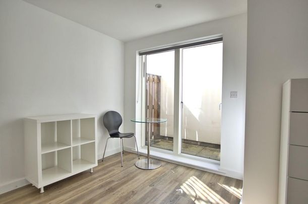 Studio to rent - Photo 1