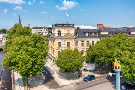 Central trea högst upp i fastigheten - Photo 2