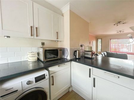 Brantwood Court, West Byfleet, Surrey, KT14 6BU - Photo 5