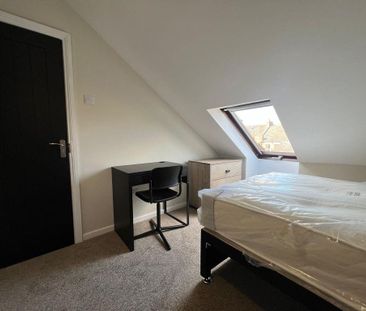 1 bedroom in a flat share to rent - Photo 2