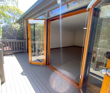 Spacious 3 BR townhouse in quiet Eastern Suburb location within Mar... - Photo 3