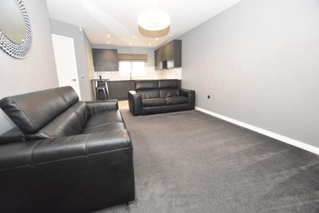 2 bedroom Flat To Let - Photo 2