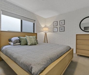 Waterfront Living on Picnic Point – Fully Furnished 2-Bedroom Apart... - Photo 4