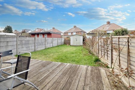 St Brides Avenue, Edgware, HA8 - Photo 4