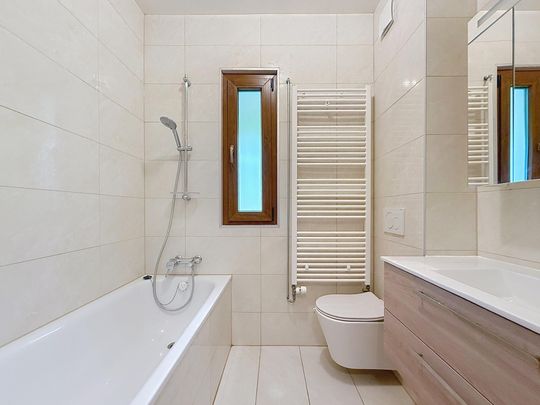 Beautiful and spacious contemporary villa, with open views - Photo 1