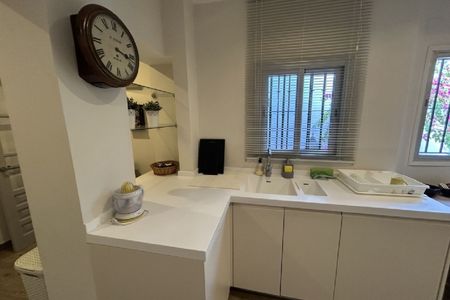 3 Bedroom Townhouse For Rent in Nueva Andalucía, Málaga - Photo 4