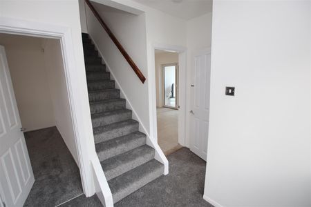 3 bedroom Semi-Detached House to let - Photo 2