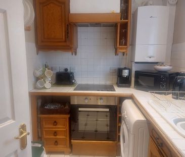 Meade Court Walton on the Hill, Tadworth - Photo 2