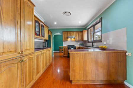 EXPANSIVE FAMILY LIVING WITH ESCARPMENT VIEWS & ENTERTAINER'S APPEAL - Photo 5