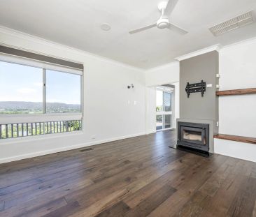 Spacious 4-Bedroom Family Home with Stunning Views – Prime Location! - Photo 1