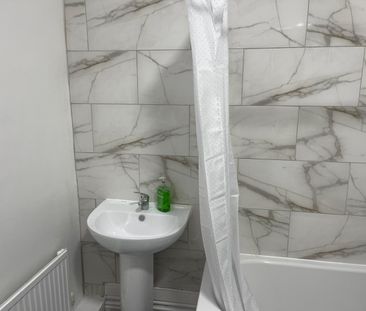 Room in a Shared House, Dickenson Road, M13 - Photo 4