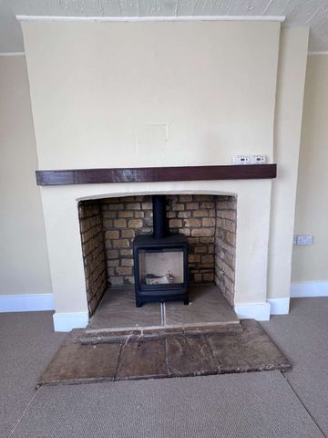 A beautifully refurbished three-bedroom cottage offering well-presented accommodation throughout, situated in the sought-after village of Blatherwycke. The prop - Photo 2