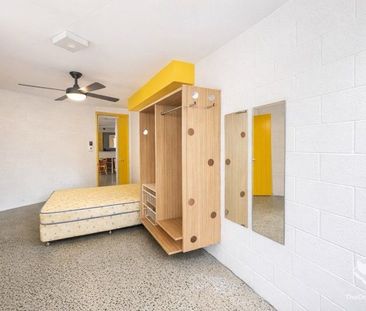 Furnished Oversize Double-Bed Studio Including Bills - Photo 1