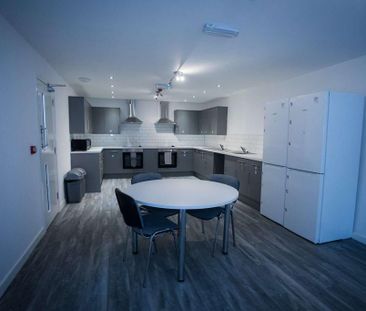 13 bedroom house of multiple occupation to rent - Photo 2