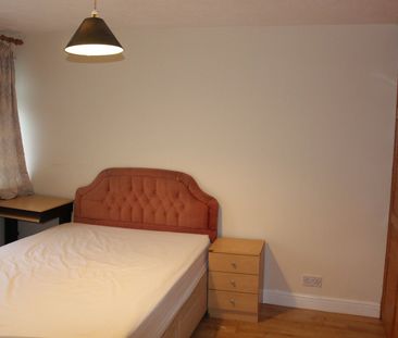 3 Bed Terraced House, Circuit Lane, RG30 - Photo 3