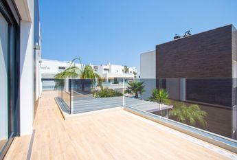 REF.7729 — Luxury Villa with Private Pool 500 Metres from the Sea