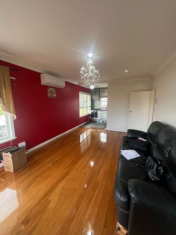 Charming 3BR Home in Mt. Roskill! - Photo 2